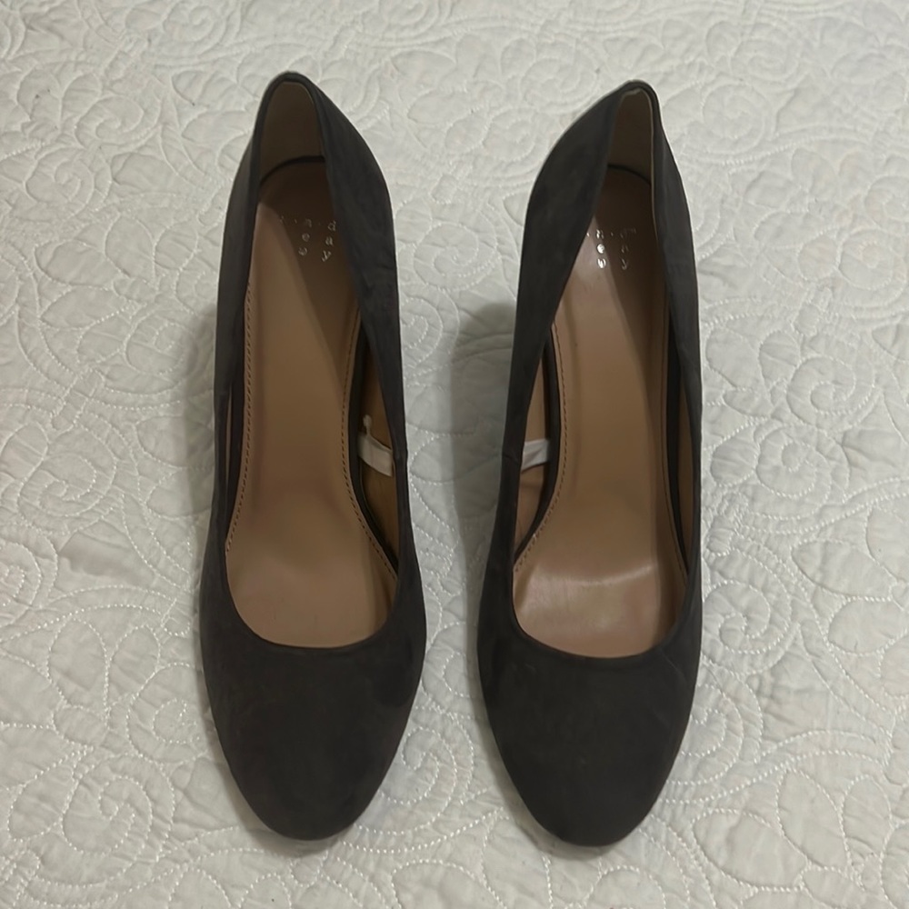 BRAND NEW SQUARE HEELS